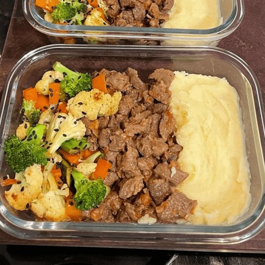 Marmita com carne, legumes e purê